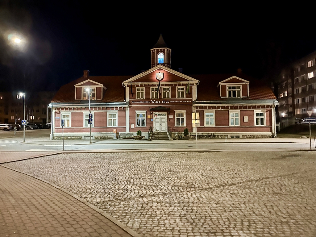 Viens solis, un esam kaimiņos!