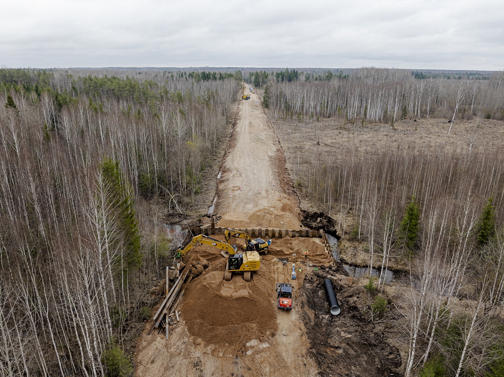 FOTO: Sēlijas poligona pievedceļa konstrukciju stiprina ar grunts kolonnām