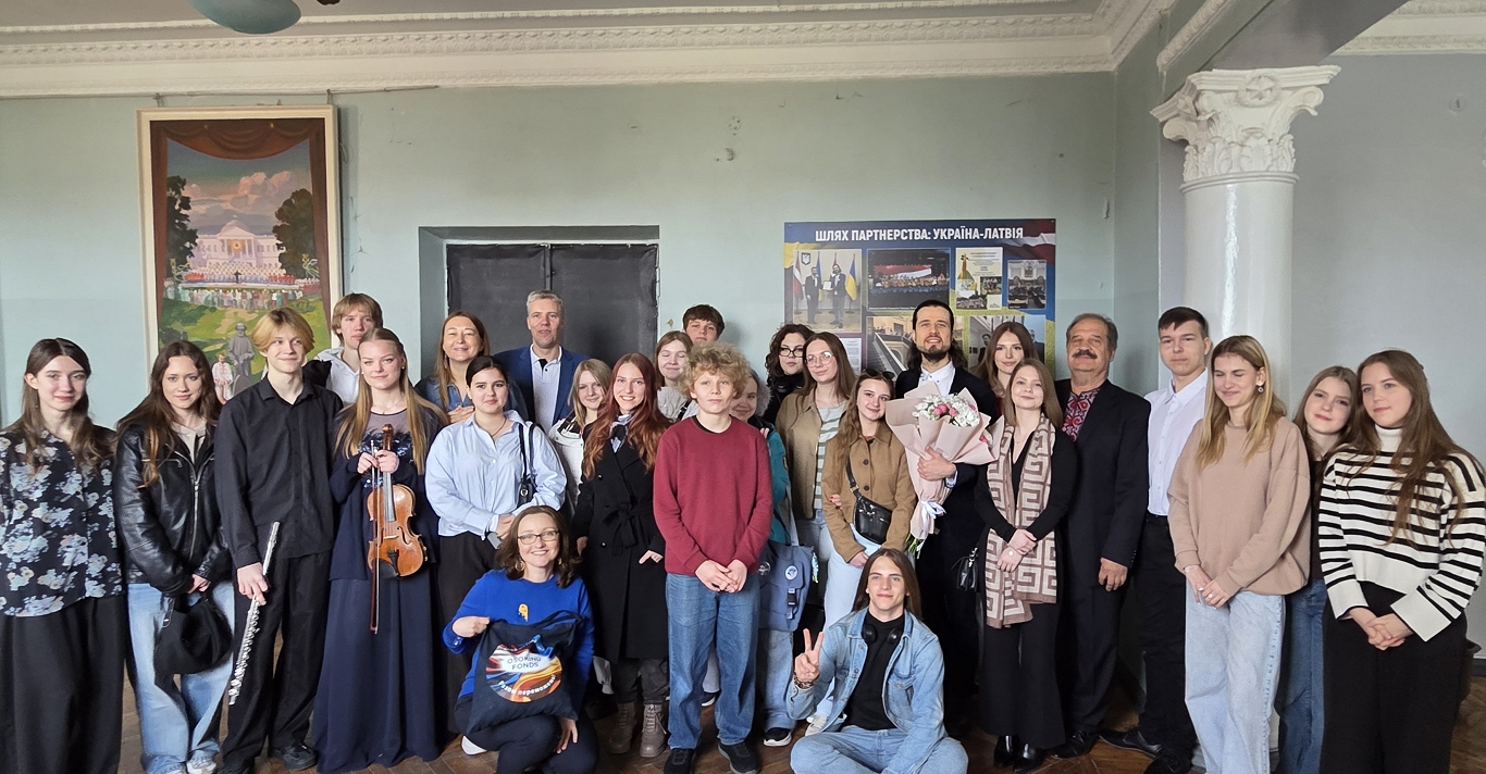 Mūzika zem raķešu triecieniem. Pianists Andrejs Osokins atgriezies no koncertbrauciena Ukrainā