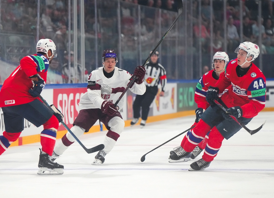 Latvijas hokejisti pasaules čempionāta ceturtdaļfinālā pēc otrā perioda zaudē Norvēģijai