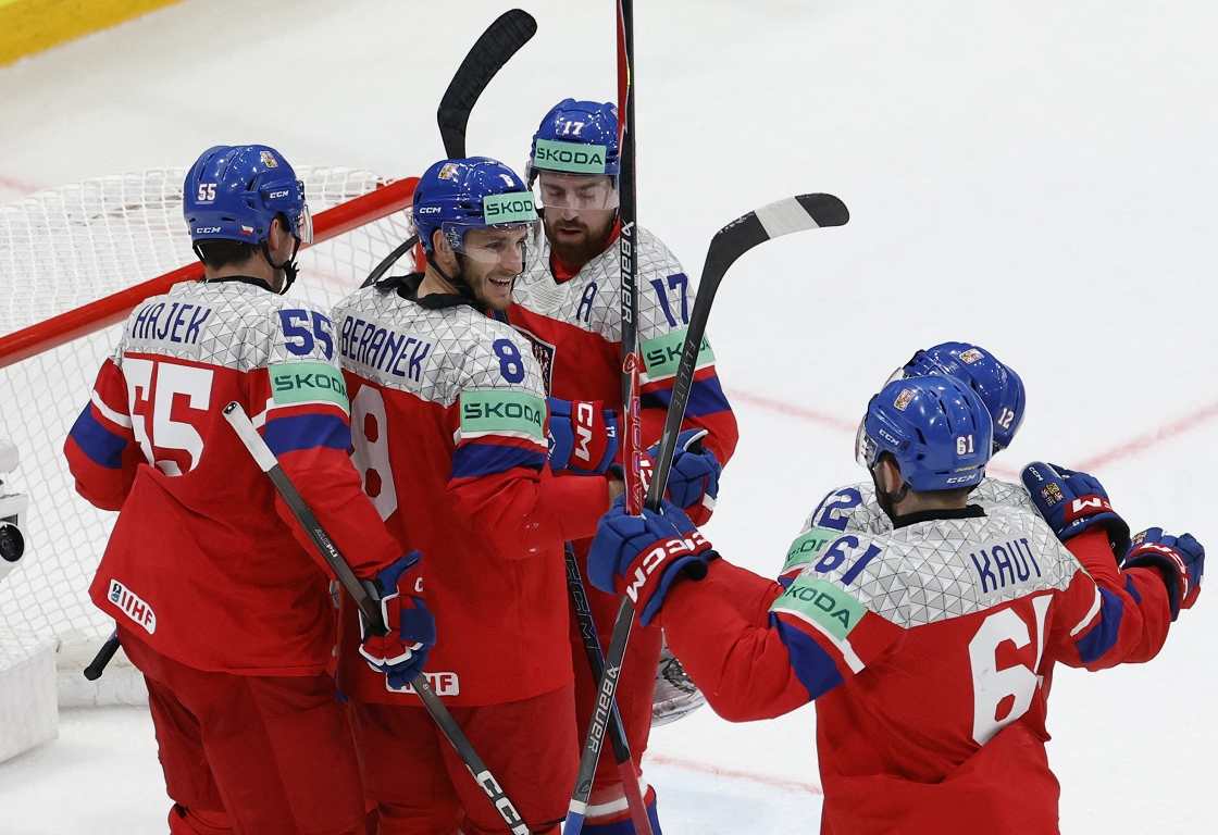 Čehijas hokejisti pasaules čempionāta mačā uzvar Zviedriju, Vācijai sagrāve pret mājinieci