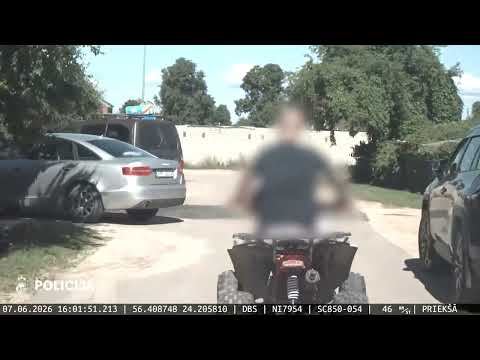 VIDEO: Bauskā iereibis vīrietis ar bērnu uz kvadricikla bēg 