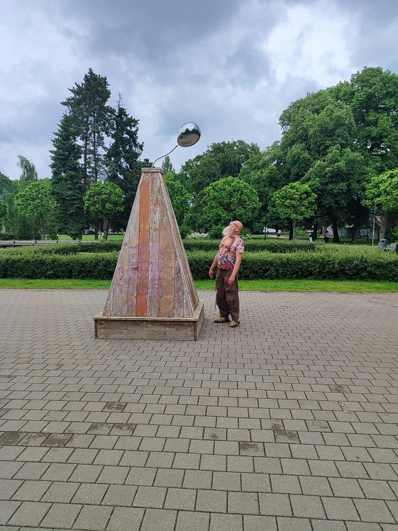 Ziedoņdārzā izstādīts mākslas objekts Obelisks neredzamajam